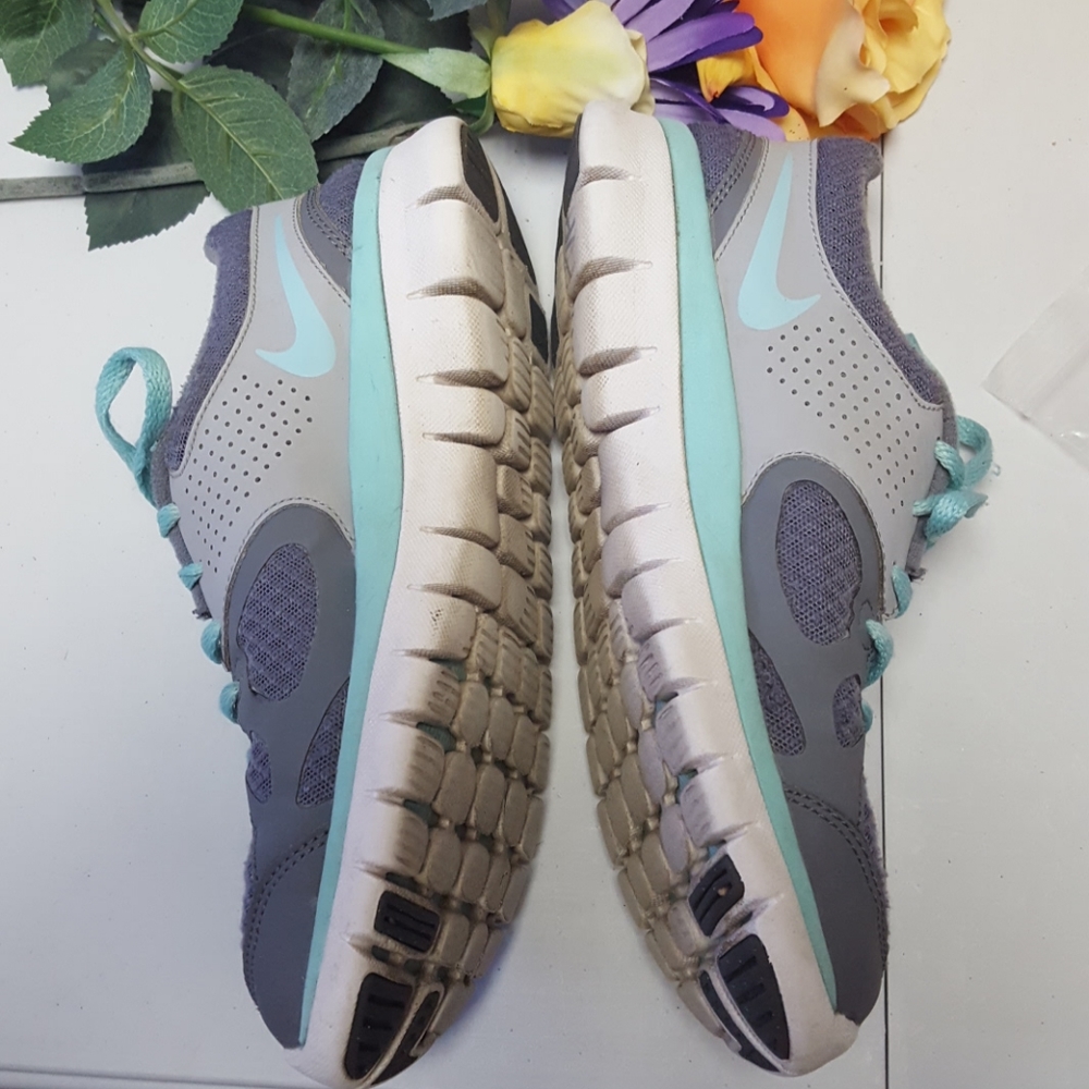Women's Nike grey athletic shoes size 6 - Picture 4 of 8